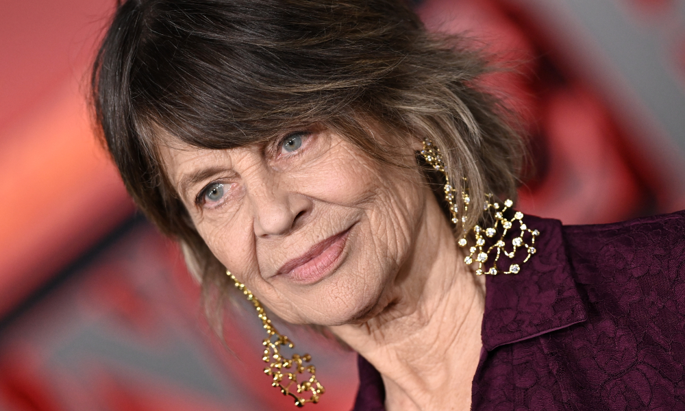 Linda Hamilton Isn’t Trying to Look Younger—and She’s Completely at Peace With It