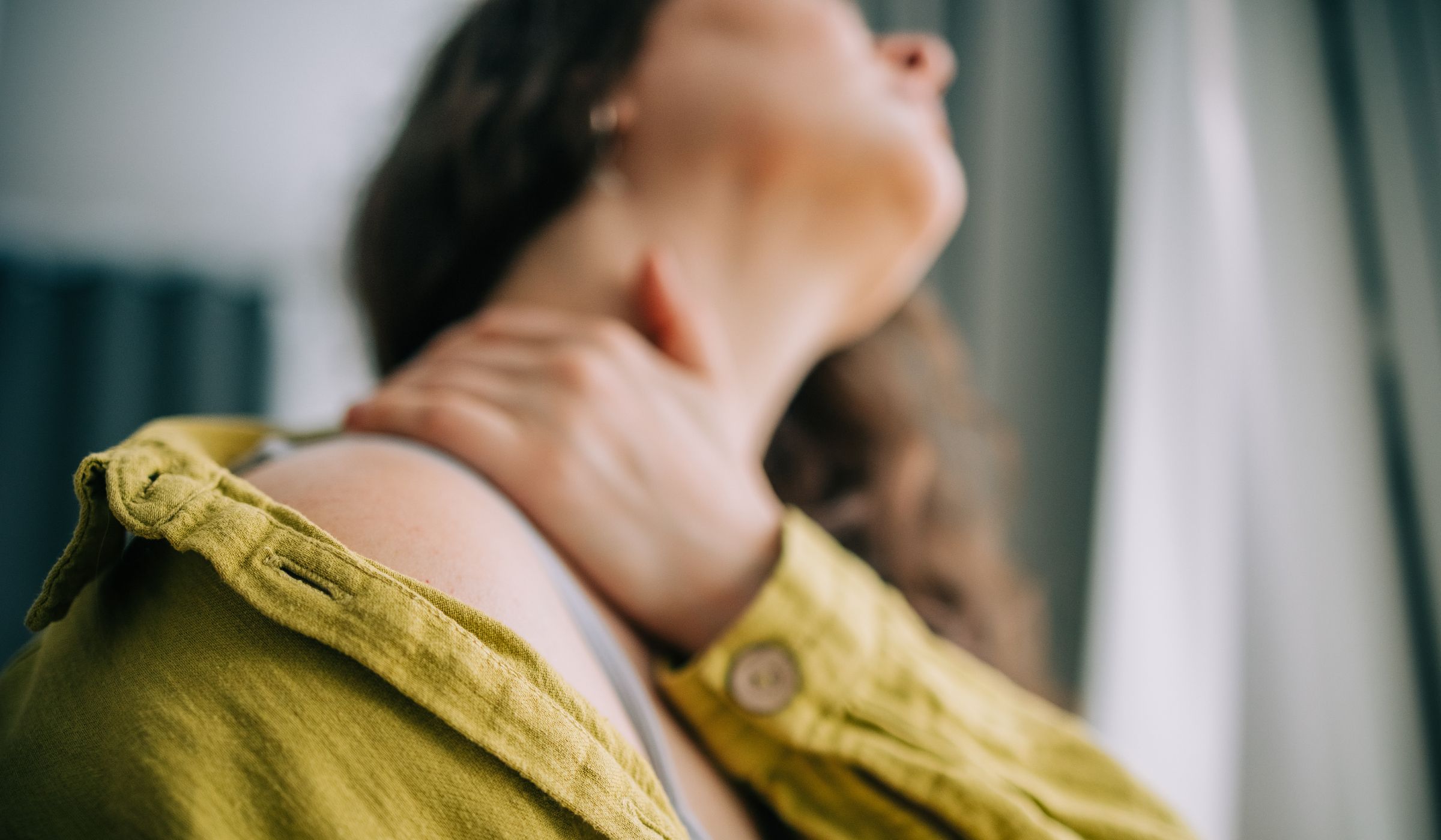 Anne Hathaway Gets Stress Hives, Too—Here’s How to Prevent Them