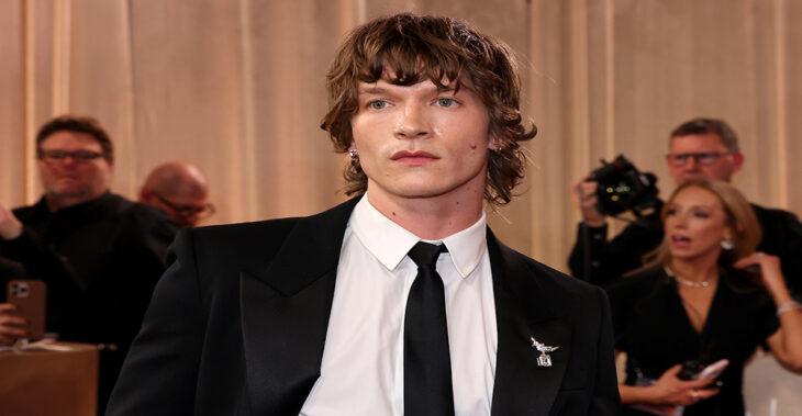 Your ‘Heated Rivalry’ Crush Wore Your Favorite Brow Gel and Skin Tint to the Golden Globes