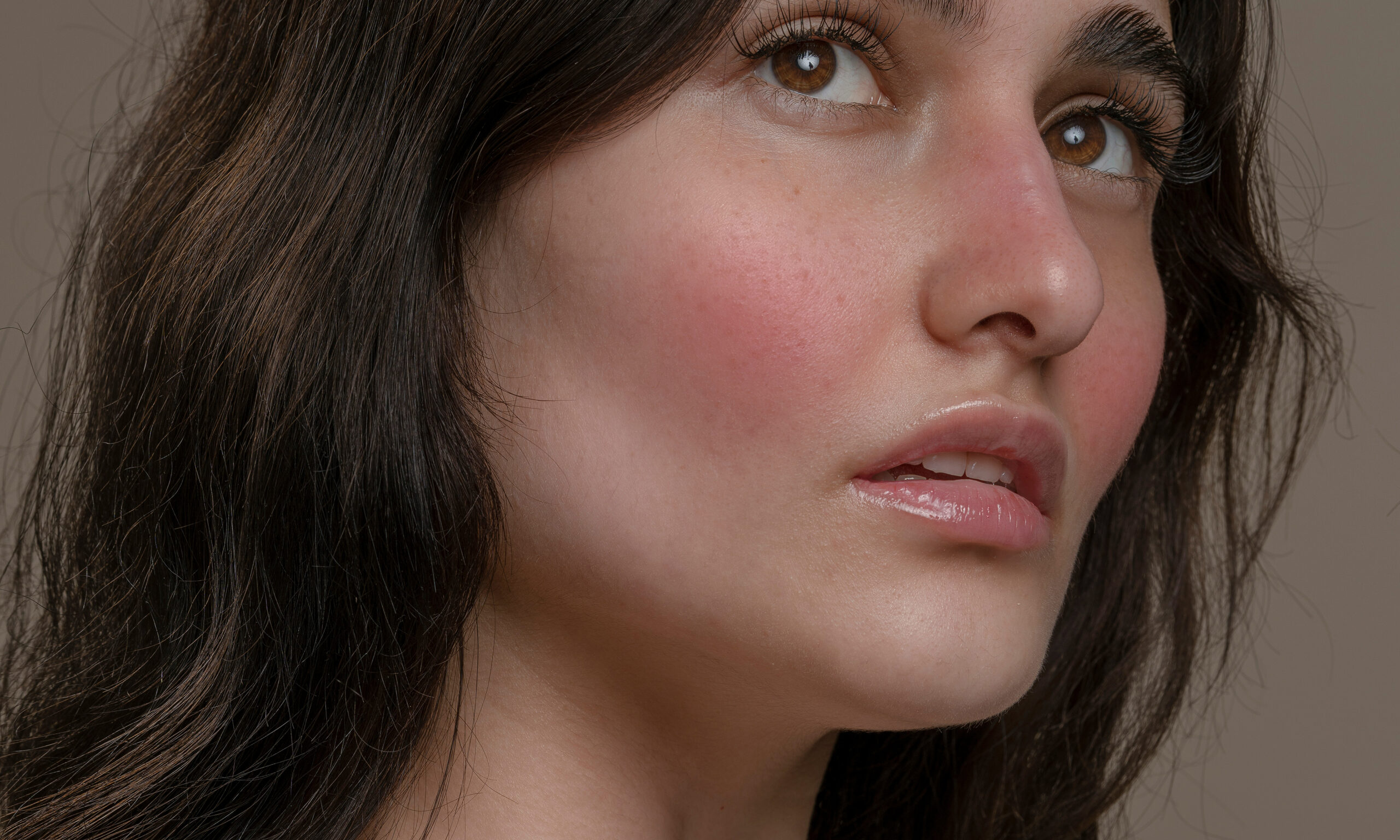 ‘Resting Rich Face’ Is the Polished Way to Go Bare