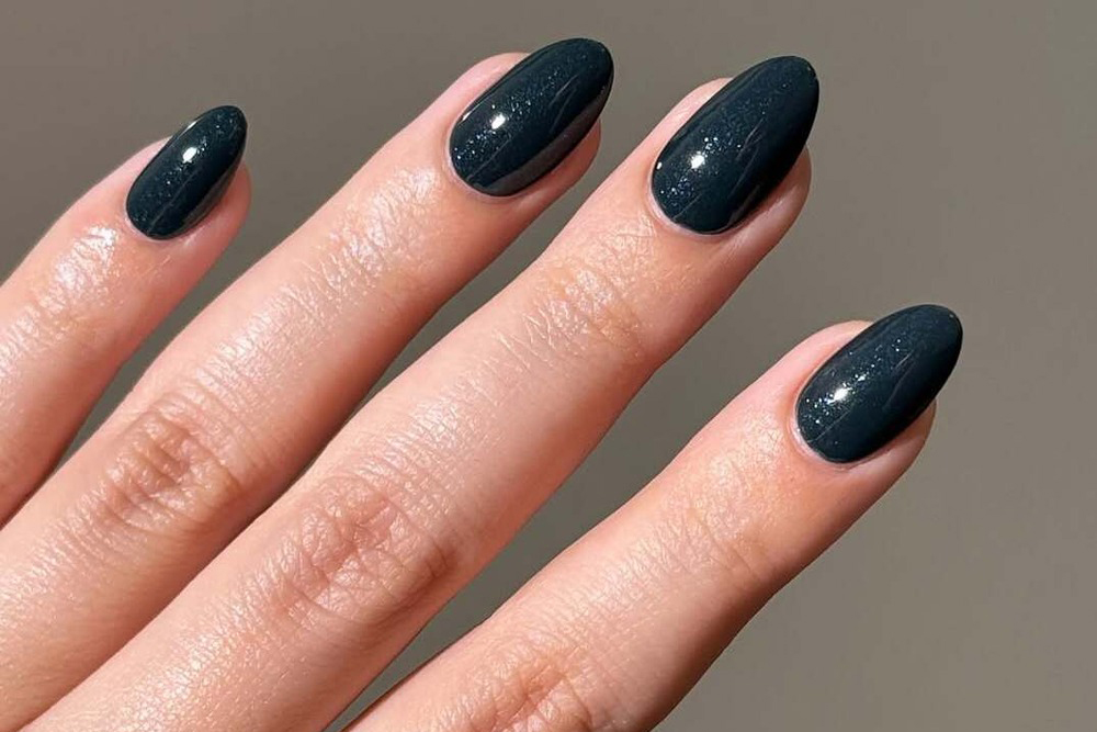 Evergreen Manicures Are the Cool-Girl Alternative to Red