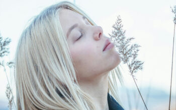 Pantone’s ‘Cloud Dancer’ Is Sending Blonde Hair in a New Direction