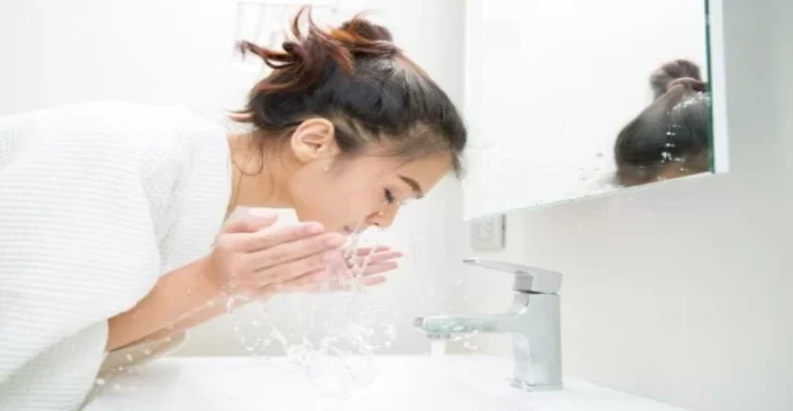 Salt Water for the Face? Discover 5 Benefits of Washing and When to Be Cautious
